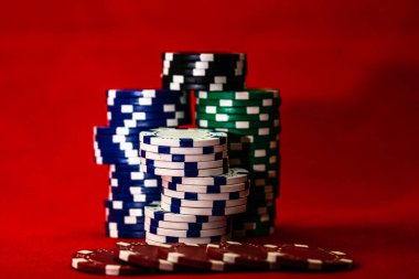 Kırmızı arkaplanda poker çiplerinin karışımı