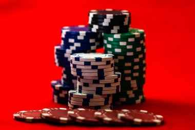 Kırmızı arkaplanda poker çiplerinin karışımı