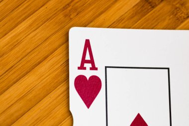 İskambil kâğıdı kapanıyor, ahşap masada izole ediliyor. Kumarhane konsepti, risk, şans, iyi şans veya kumar.