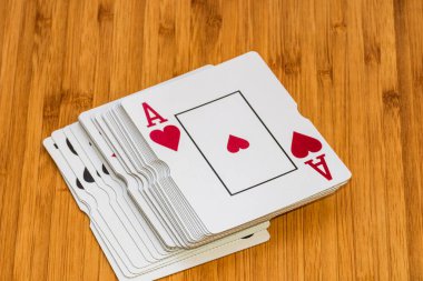 İskambil kağıtları kapalı, ahşap masada izole. Kumarhane konsepti, risk, şans, iyi şans veya kumar.