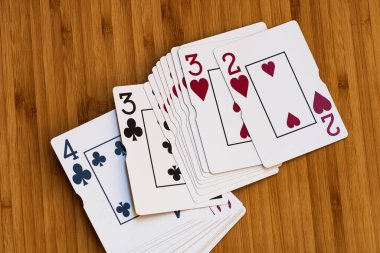 İskambil kağıtları kapalı, ahşap masada izole. Kumarhane konsepti, risk, şans, iyi şans veya kumar.
