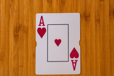 İskambil kâğıdı kapanıyor, ahşap masada izole ediliyor. Kumarhane konsepti, risk, şans, iyi şans veya kumar.