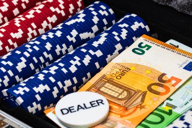Poker fişleri ve para yakında. Kumarhane konsepti, risk, şans, iyi şans veya kumar. Kumarhane fişleri, EURO para birimi
