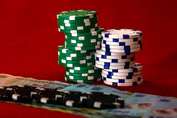 Kırmızı arka planda parası olan poker çipleri yığınları, Romanya LEI para birimi