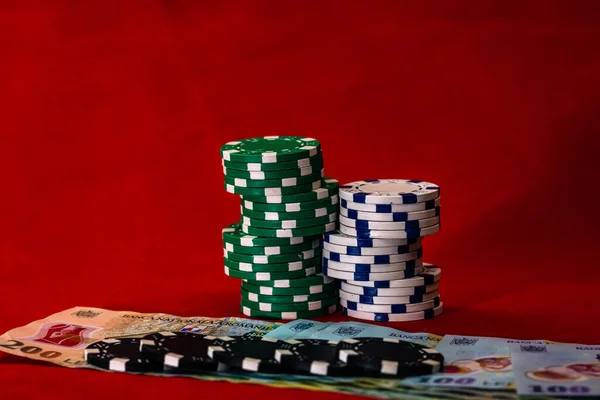 Tumpukan Chip Poker Dengan Uang Latar Belakang Merah Mata Uang — Stok Foto