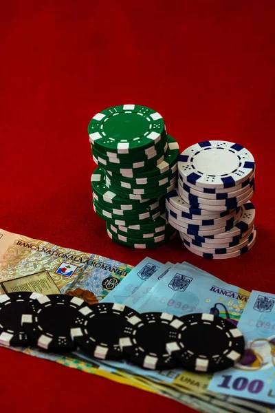 Kırmızı arka planda parası olan poker çipleri yığınları, Romanya LEI para birimi