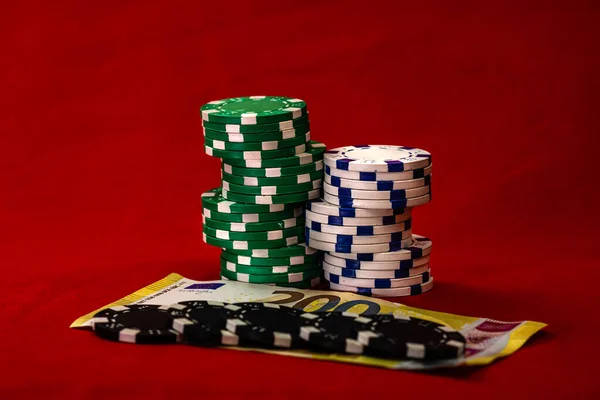 Сташки Покерних Чіпів Грошима Червоному Фоні Валюта Євро — стокове фото