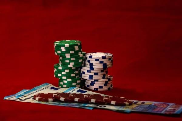 Kırmızı Arkaplanda Parası Olan Poker Çipleri Yığını Euro Para Birimi — Stok fotoğraf