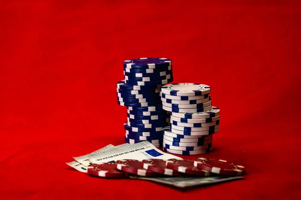 Tumpukan Chip Poker Dengan Uang Latar Belakang Merah Mata Uang — Stok Foto