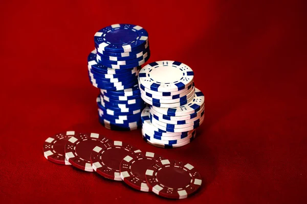 Kırmızı arkaplanda poker çiplerinin karışımı