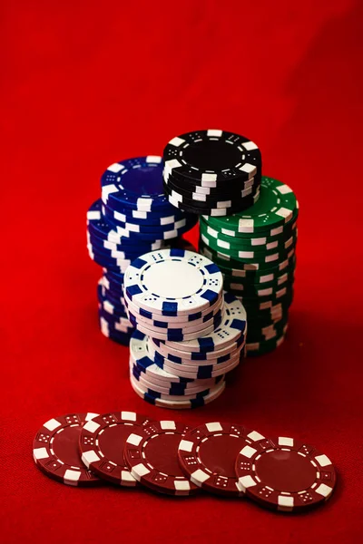 Kırmızı arkaplanda poker çiplerinin karışımı