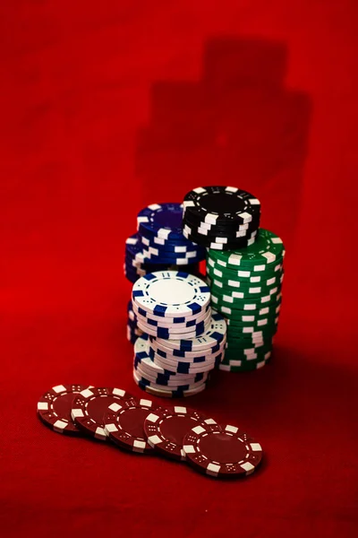 Campuran Chip Poker Pada Latar Belakang Merah — Stok Foto