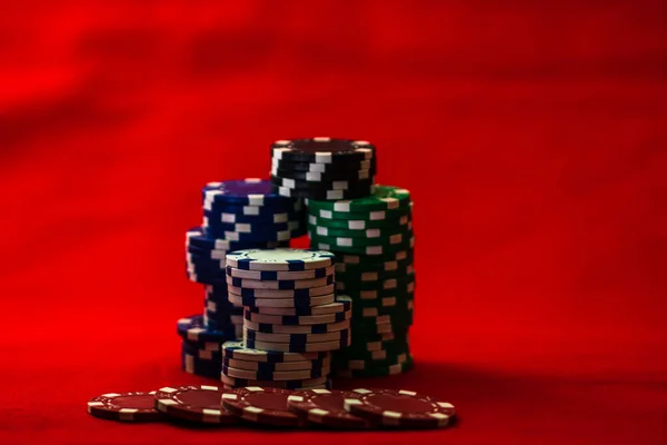 赤の背景にポーカーチップのミックス — ストック写真