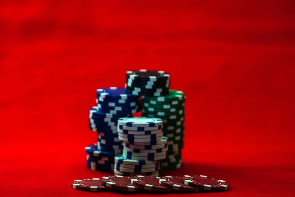 赤の背景にポーカーチップのミックス — ストック写真