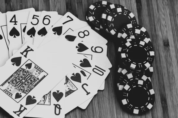 扑克牌和扑克牌靠得很近 被隔离在木制桌子上 赌场的概念 好运或赌博 — 图库照片