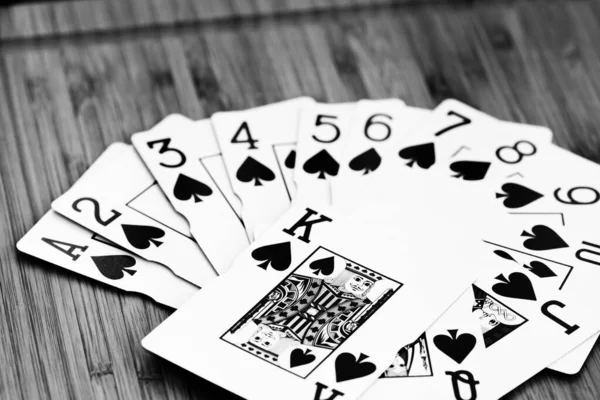 İskambil fanı, kapalı, ahşap masada izole. Kumarhane konsepti, risk, şans, iyi şans veya kumar.