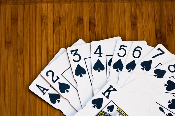 玩扑克牌的风扇关上了 隔离在木制桌子上 赌场的概念 好运或赌博 — 图库照片