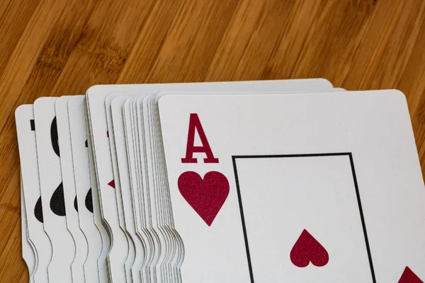 İskambil kağıtları kapalı, ahşap masada izole. Kumarhane konsepti, risk, şans, iyi şans veya kumar.