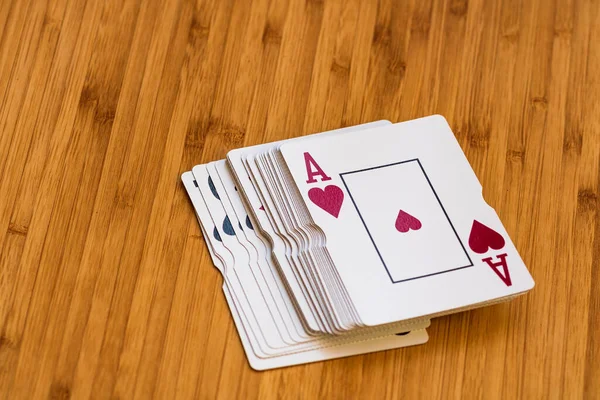 Παίζοντας Χαρτιά Κλείνουν Απομονώνονται Ξύλινο Τραπέζι Καζίνο Έννοια Ρίσκο Τύχη — Φωτογραφία Αρχείου