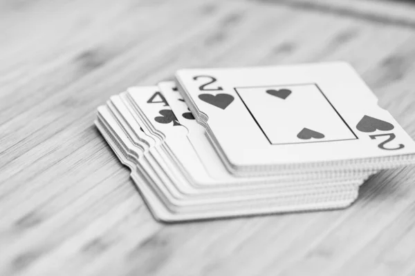Jugando Las Cartas Cerca Aislado Mesa Madera Concepto Casino Riesgo —  Fotos de Stock