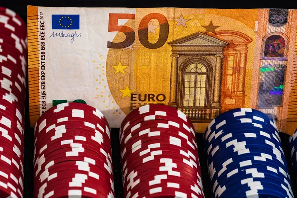 Poker fişleri ve para yakında. Kumarhane konsepti, risk, şans, iyi şans veya kumar. Kumarhane fişleri, EURO para birimi