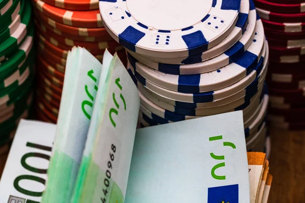 Poker fişleri ve para yakında. Kumarhane konsepti, risk, şans, iyi şans veya kumar. Kumarhane fişleri, EURO, Amerikan doları.