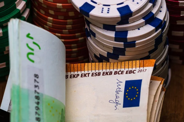 Poker fişleri ve para yakında. Kumarhane konsepti, risk, şans, iyi şans veya kumar. Kumarhane fişleri, EURO, Amerikan doları.