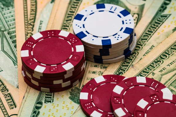 Poker fişleri ve para yakında. Kumarhane konsepti, risk, şans, iyi şans veya kumar. Kumarhane fişleri, EURO, Amerikan doları.
