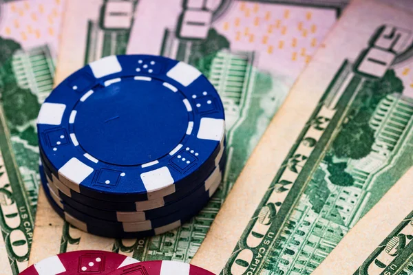 Poker fişleri ve para yakında. Kumarhane konsepti, risk, şans, iyi şans veya kumar. Kumarhane fişleri, EURO, Amerikan doları.