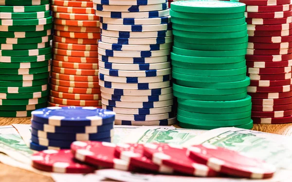 Poker fişleri ve para yakında. Kumarhane konsepti, risk, şans, iyi şans veya kumar. Kumarhane fişleri, EURO, Amerikan doları.