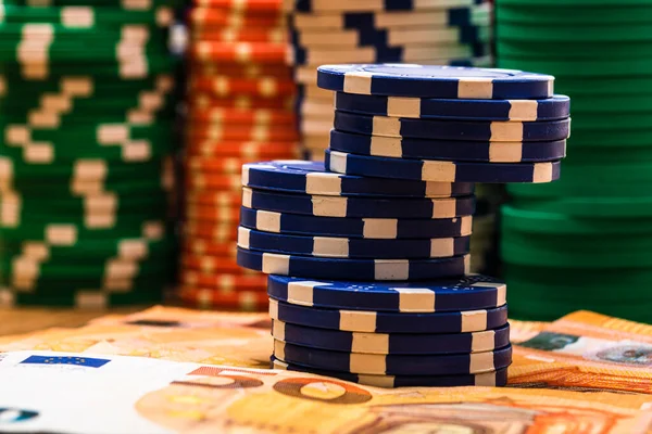 Poker fişleri ve para yakında. Kumarhane konsepti, risk, şans, iyi şans veya kumar. Kumarhane fişleri, EURO, Amerikan doları.