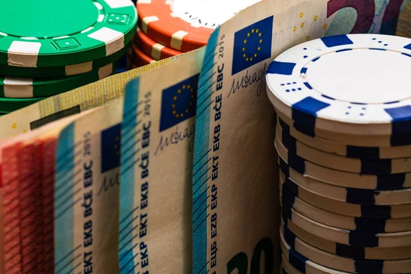 Poker fişleri ve para yakında. Kumarhane konsepti, risk, şans, iyi şans veya kumar. Kumarhane fişleri, EURO, Amerikan doları.