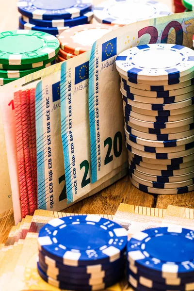 Poker fişleri ve para yakında. Kumarhane konsepti, risk, şans, iyi şans veya kumar. Kumarhane fişleri, EURO, Amerikan doları.