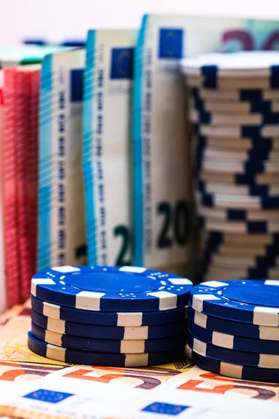 Poker fişleri ve para yakında. Kumarhane konsepti, risk, şans, iyi şans veya kumar. Kumarhane fişleri, EURO, Amerikan doları.