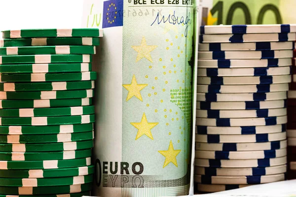 Poker fişleri ve para yakında. Kumarhane konsepti, risk, şans, iyi şans veya kumar. Kumarhane fişleri, EURO, Amerikan doları.