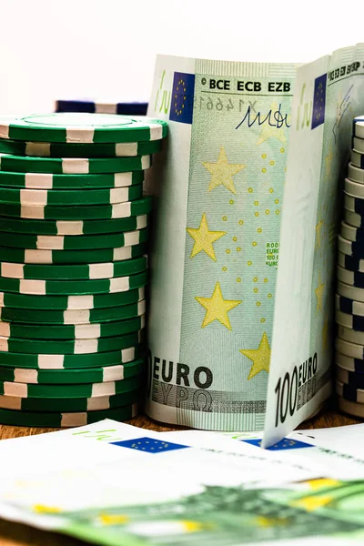 Poker fişleri ve para yakında. Kumarhane konsepti, risk, şans, iyi şans veya kumar. Kumarhane fişleri, EURO, Amerikan doları.