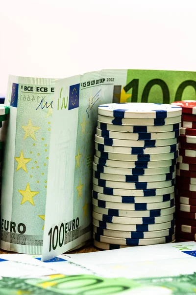 Poker fişleri ve para yakında. Kumarhane konsepti, risk, şans, iyi şans veya kumar. Kumarhane fişleri, EURO, Amerikan doları.
