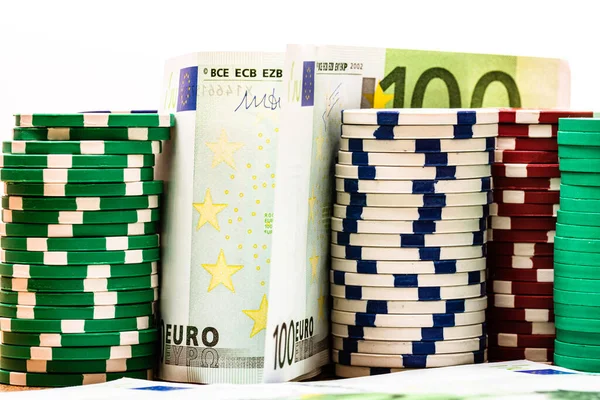 Poker fişleri ve para yakında. Kumarhane konsepti, risk, şans, iyi şans veya kumar. Kumarhane fişleri, EURO, Amerikan doları.