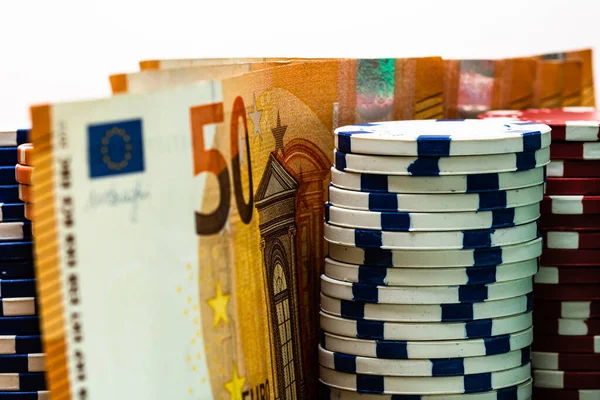 Poker fişleri ve para yakında. Kumarhane konsepti, risk, şans, iyi şans veya kumar. Kumarhane fişleri, EURO, Amerikan doları.