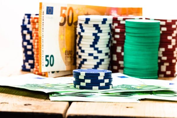 Poker fişleri ve para yakında. Kumarhane konsepti, risk, şans, iyi şans veya kumar. Kumarhane fişleri, EURO, Amerikan doları.
