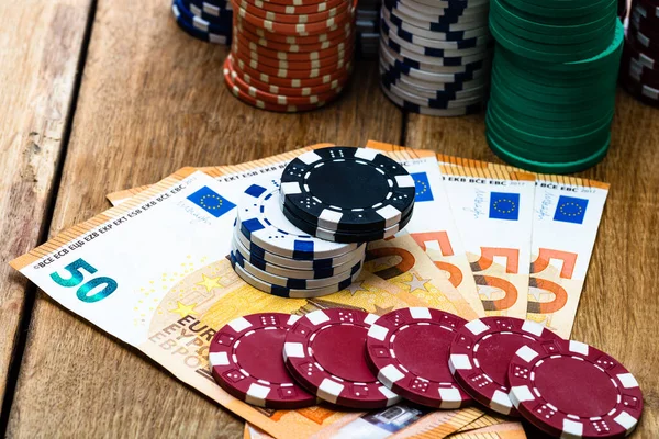 Poker fişleri ve para yakında. Kumarhane konsepti, risk, şans, iyi şans veya kumar. Kumarhane fişleri, EURO, Amerikan doları.