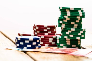 Poker fişleri ve para yakında. Kumarhane konsepti, risk, şans, iyi şans veya kumar. Kumarhane fişleri, EURO, Amerikan doları.