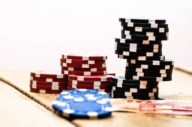 Poker fişleri ve para yakında. Kumarhane konsepti, risk, şans, iyi şans veya kumar. Kumarhane fişleri, EURO, Amerikan doları.