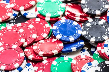 Poker fişleri arka planı kapatır. Kumarhane konsepti, risk, şans, iyi şans veya kumar. Kumarhane fişleri.