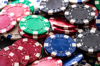 Poker fişleri arka planı kapatır. Kumarhane konsepti, risk, şans, iyi şans veya kumar. Kumarhane fişleri.