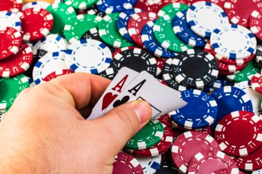 Poker fişlerini geri ver. Kumarhane işi, risk, şans, iyi şans veya kumar konsepti