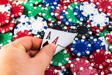 Poker fişlerini geri ver. Kumarhane işi, risk, şans, iyi şans veya kumar konsepti