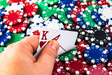 Poker fişlerini geri ver. Kumarhane işi, risk, şans, iyi şans veya kumar konsepti