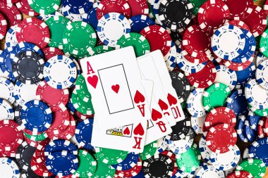 Poker fişlerini geri ver. Kumarhane işi, risk, şans, iyi şans veya kumar konsepti