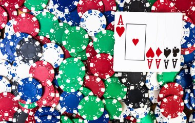 Poker fişleri ve poker kartları geçmişi. Kumarhane işi, risk, şans, iyi şans veya kumar konsepti